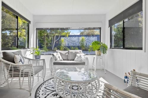 Waves Retreat Coastal Style Home near Warana Beach — 4-Star Luxury Hotel in Parrearra, Australia