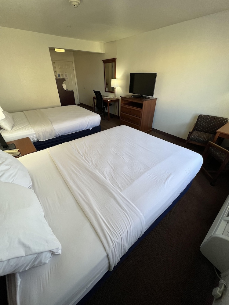 Days Inn by Wyndham Lake Point - photo 10