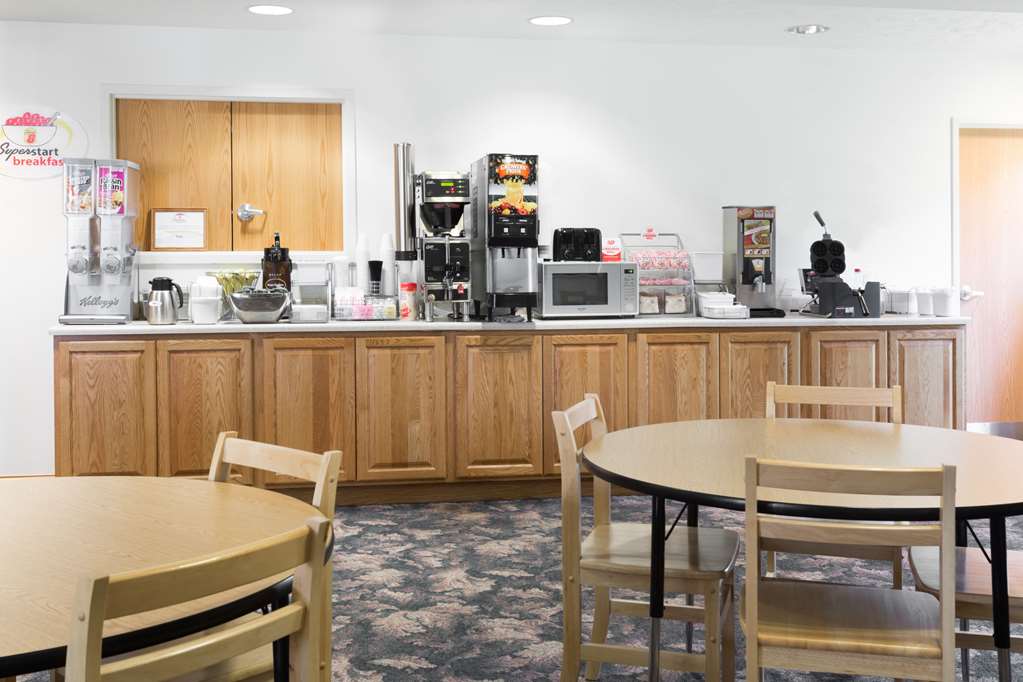 Super 8 by Wyndham Alma - photo 13