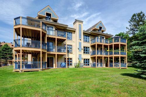 Condo Jardins du Village Mont Tremblant — 4-Star Luxury Hotel in Mont-Tremblant, Canada