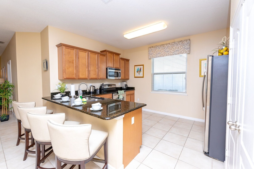 Newly Remodeled 1 story 5 Bed 5 Bath with Pvt Pool Spa And Game Room - photo 15