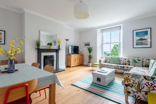 Manacles Spacious flat near beach with sea views & parking — 4-Star Luxury Hotel in Falmouth, United Kingdom