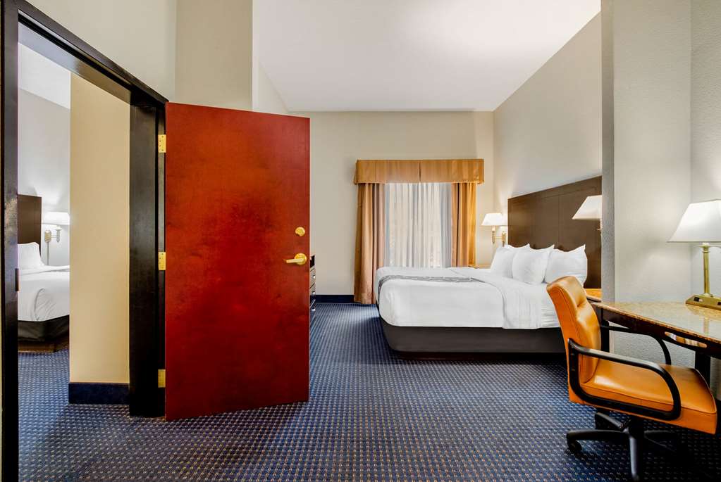 La Quinta Inn & Suites by Wyndham Mt. Laurel Philadelphia - photo 47