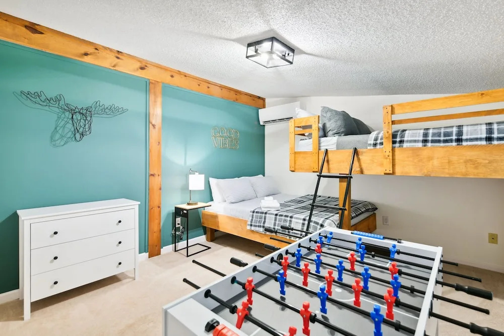 Maggie Valley Mountain Escape w Fire Pit & Deck — hotel in Maggie Valley