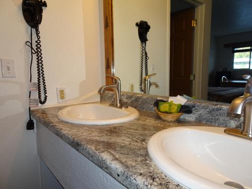 Eagle's Nest Motel - photo 4