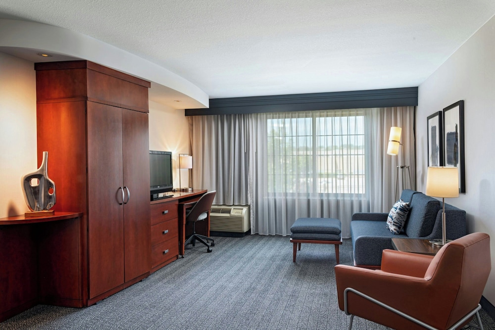Courtyard Marriott Aksarben Village - photo 9