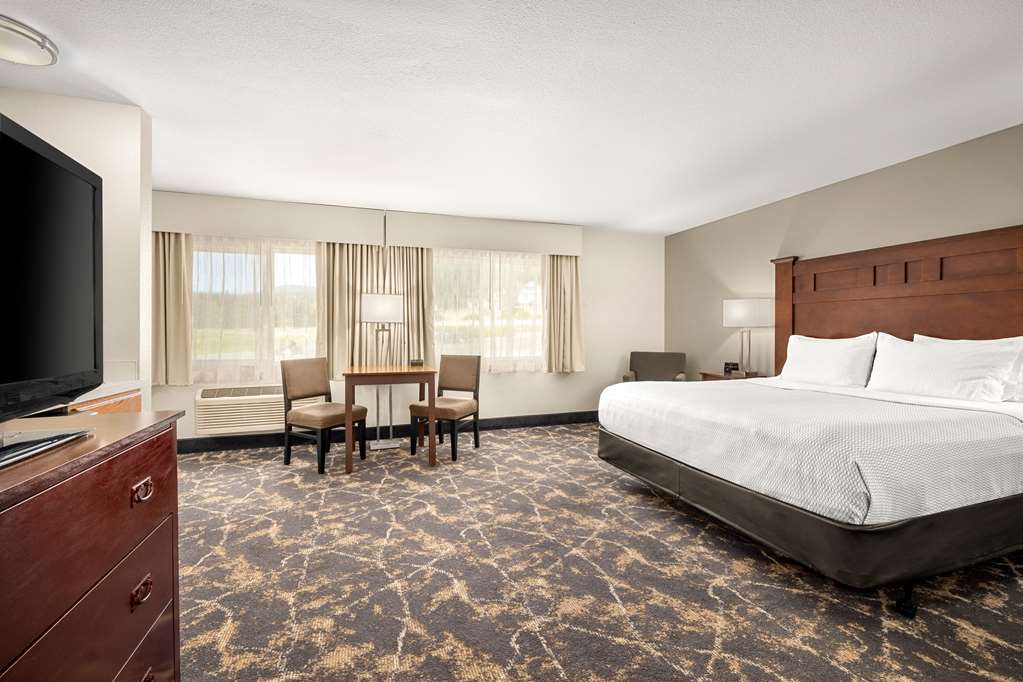 La Quinta Inn & Suites by Wyndham Grants Pass - photo 32