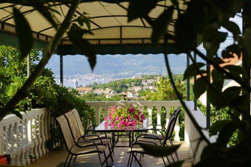 Cozy apartment in Radovići 75 m with mountain view — 4-Star Luxury Hotel in Tivat, Montenegro