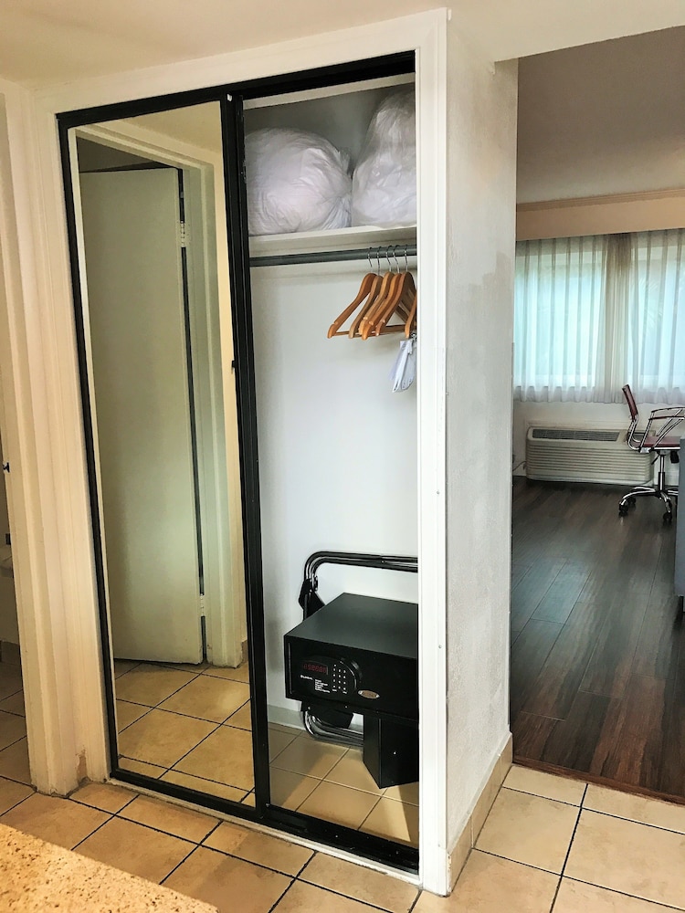Ramada by Wyndham Torrance - photo 8