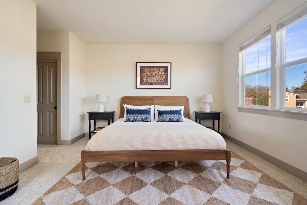 Fiano by Avantstay Centrally Located Haven w Stunning Courtyard & Pool Table - photo 18
