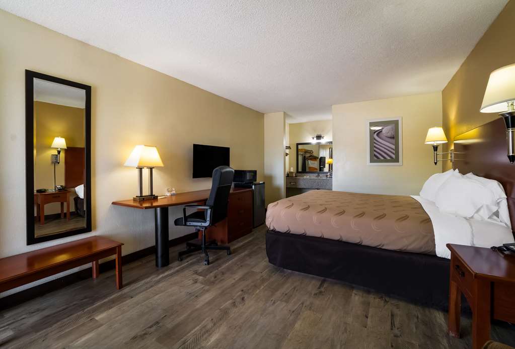 Econo Lodge Brownsville - photo 12
