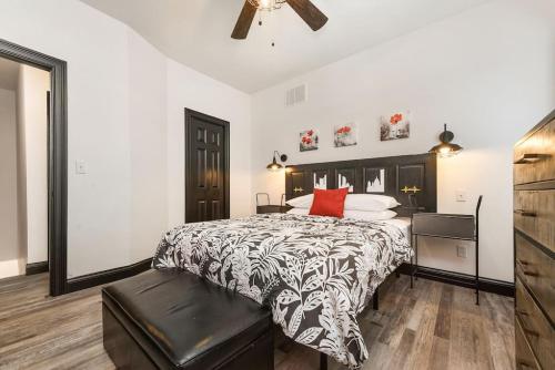HostWise Stays Prime Location in Lawrenceville Exposed Brick 2BR Home — 4-Star Luxury Hotel in Pittsburgh, United States