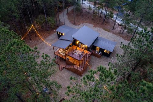 Unwind in Luxury 12 Guest Escape Near Broken Bow Lake in Broken Bow, United States