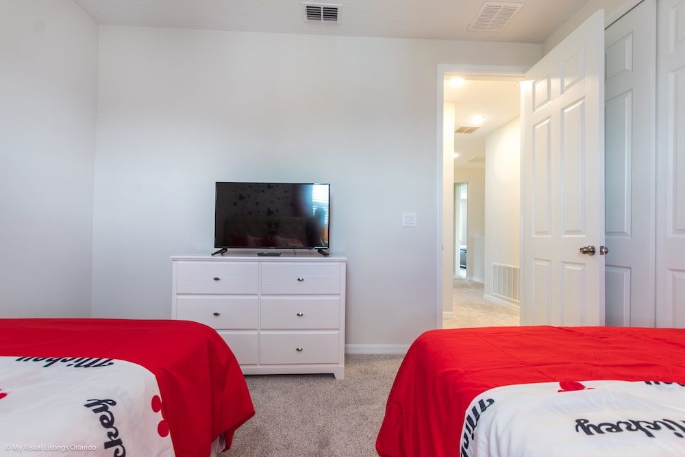 Beautiful 4 Bed With Pool & Spa - photo 41