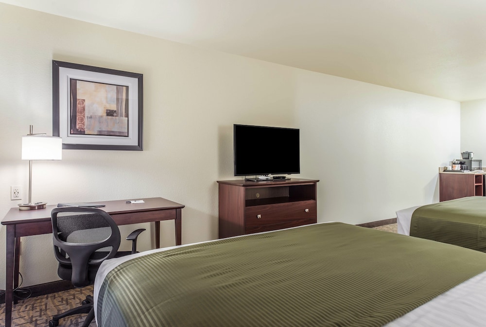 Cobblestone Hotel & Suites Hutchinson - photo 22
