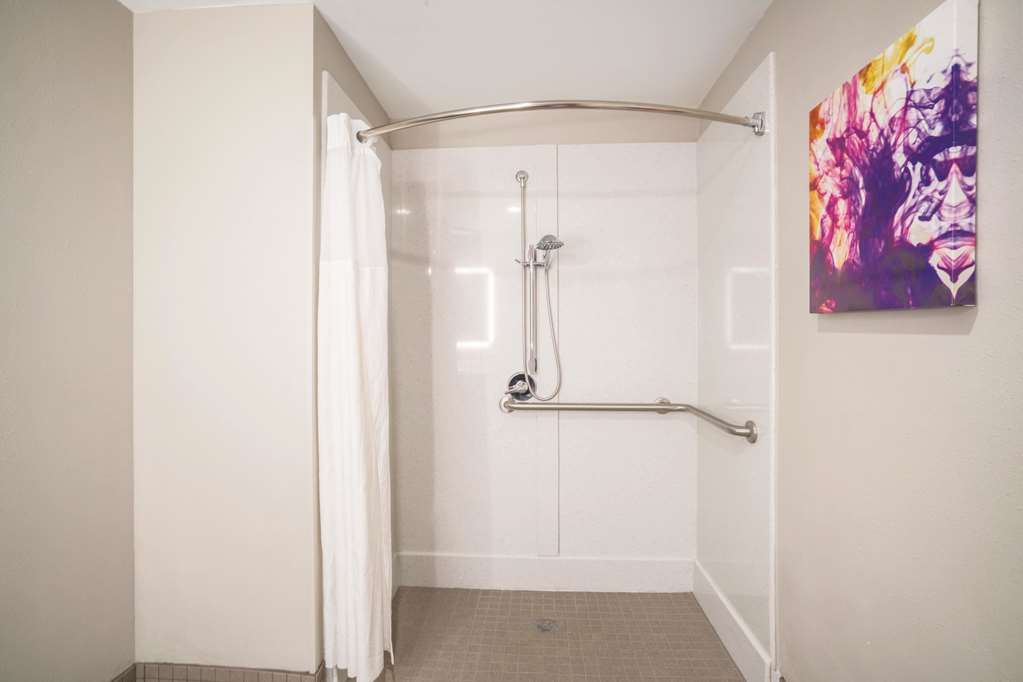 La Quinta Inn & Suites by Wyndham Chattanooga North Hixson - photo 18