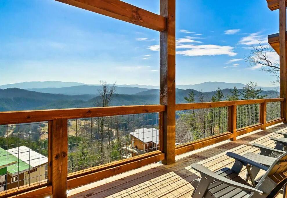 Shell Mtn Splash: 4BR Haven Views Pool & Hot Tub - last minute hotel in Sevierville