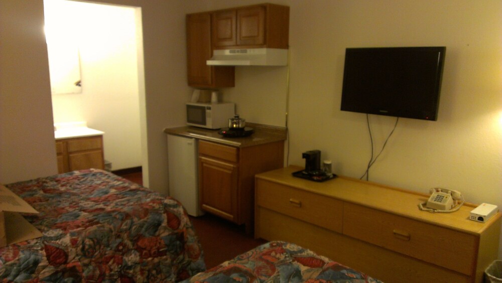 Parachute Inn - photo 11