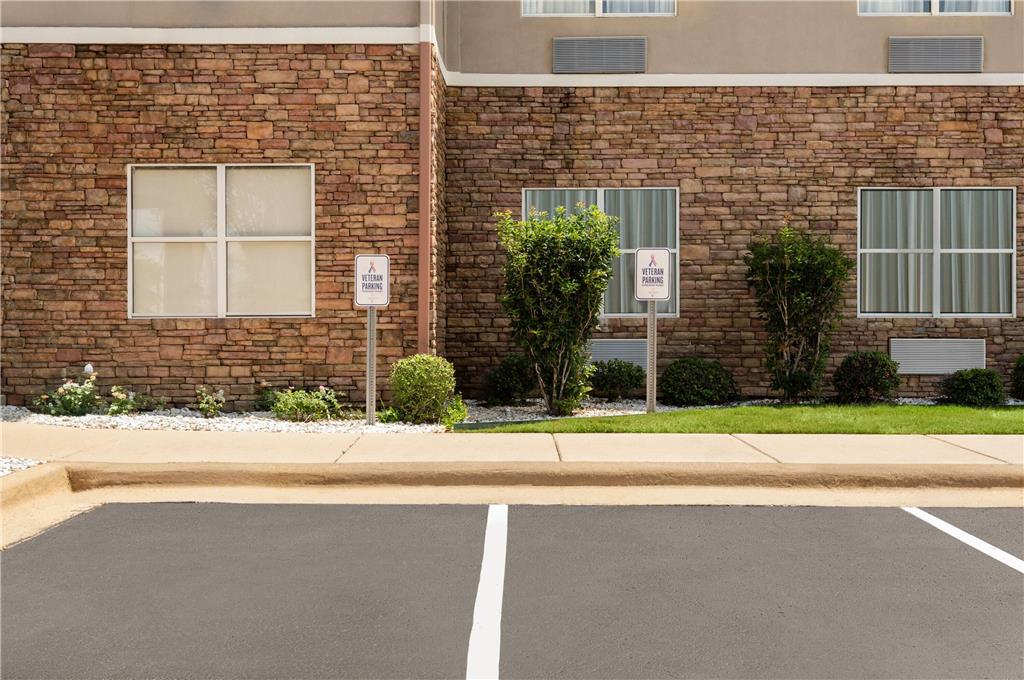 La Quinta Inn & Suites by Wyndham Montgomery - photo 48
