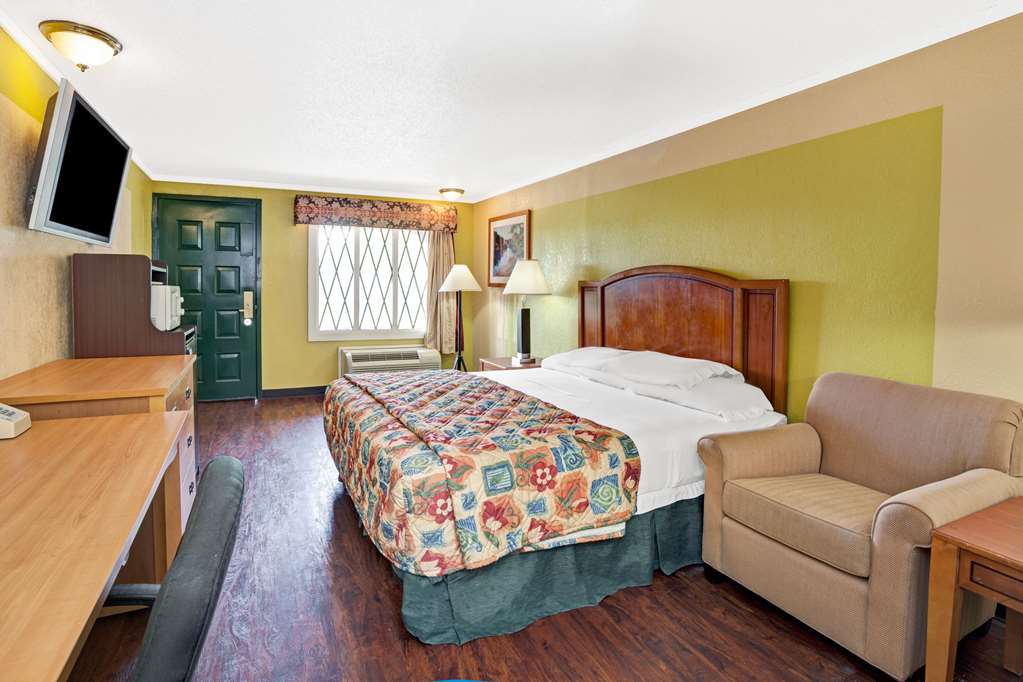 Knights Inn Madison Heights - photo 8