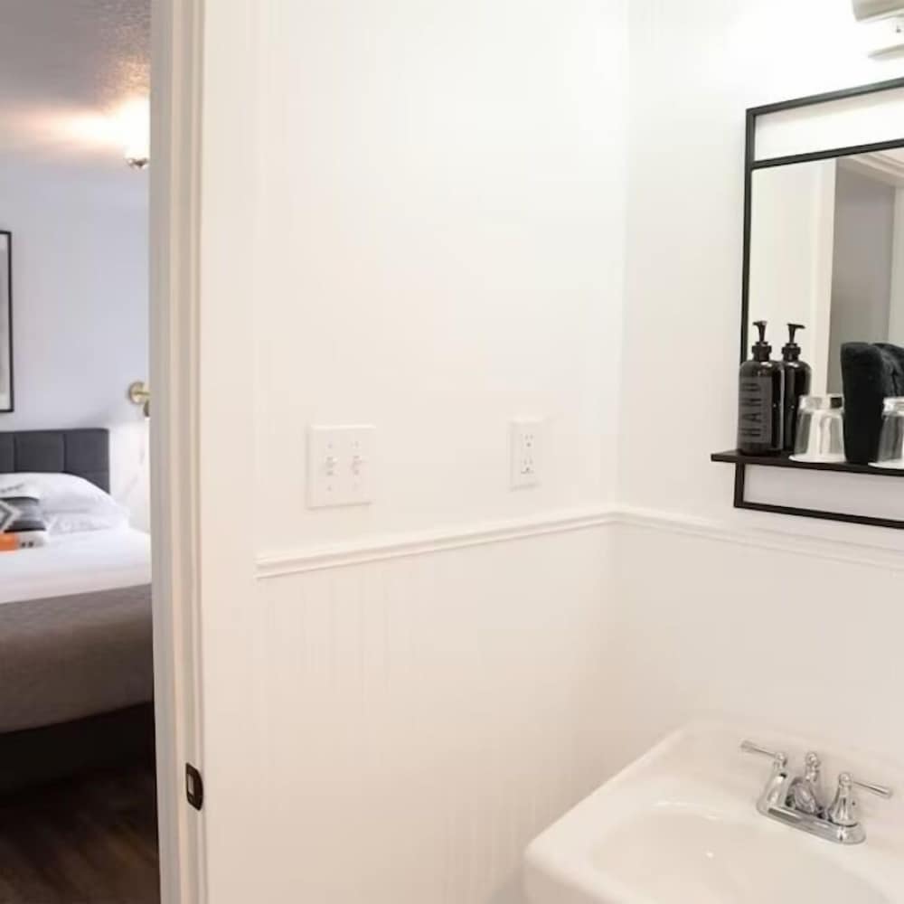 The Nightingale Motel - photo 28