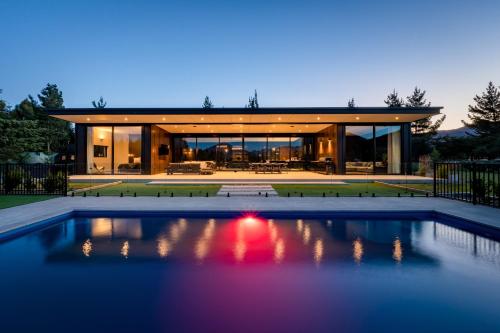 Riverbank by Sothebys Luxury Rental Homes — 4-Star Luxury Hotel in Wanaka, New Zealand