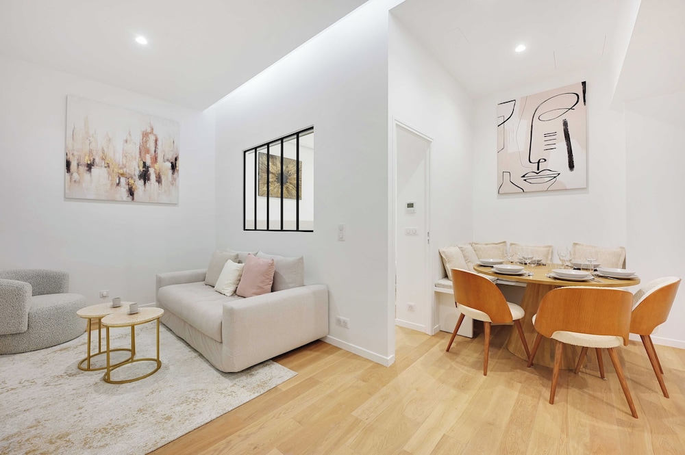 Charming Apartment 3br 8p Sentier — 4-Star Luxury Hotel in Paris, France