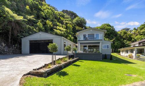 The Lighthouse Te Mata Holiday Home — 4-Star Luxury Hotel in Thames, New Zealand