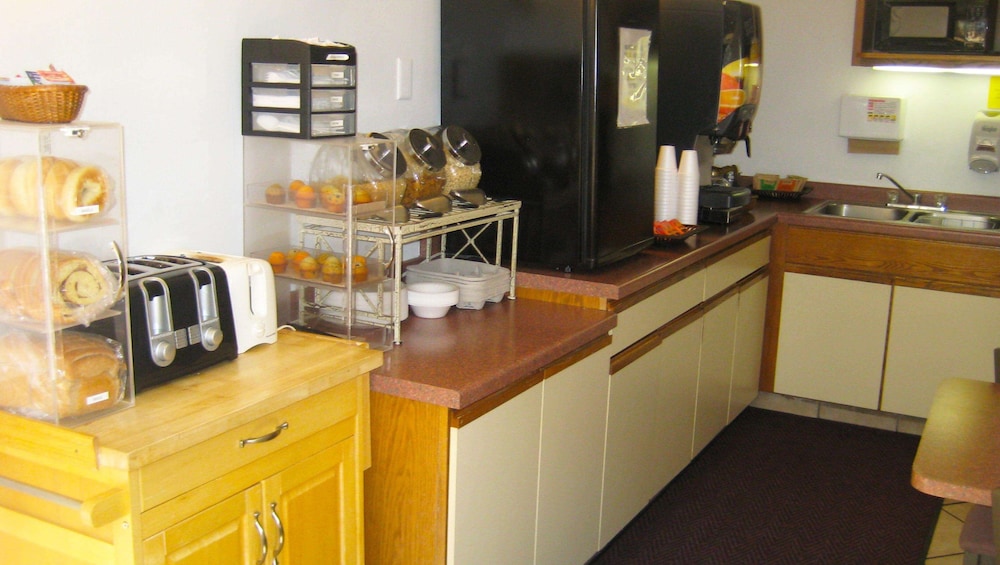 Magnuson Hotel Copper Crown - photo 39