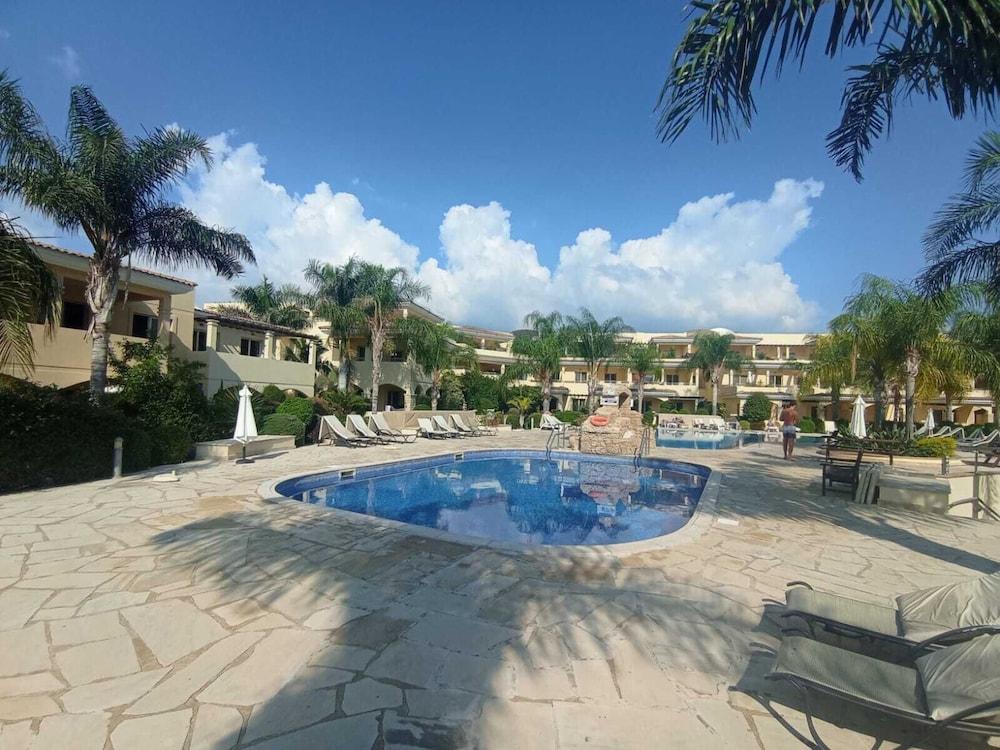 2 Bedroom House Sleeps 6 Pool Hot Tub Garden