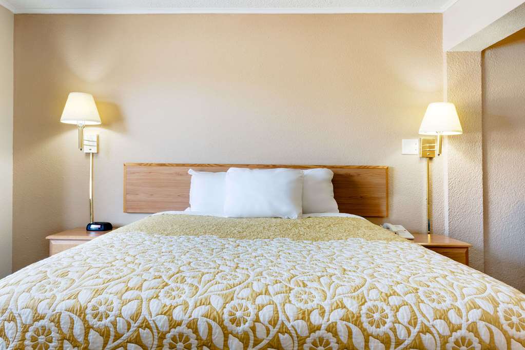 Days Inn by Wyndham Fairmont - photo 6