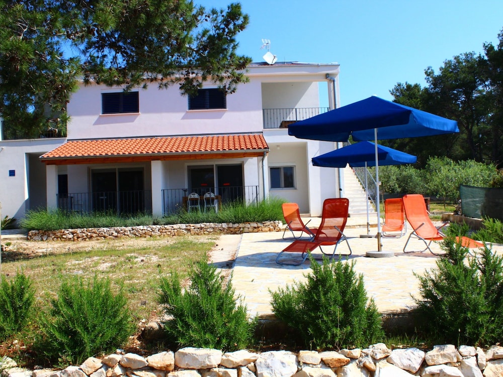 Apartment in Veli Rat near Beaches — 4-Star Luxury Hotel in Sali, Croatia