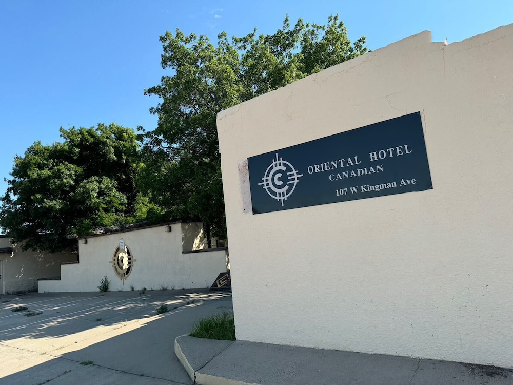 Oriental Hotel — hotel in Canadian