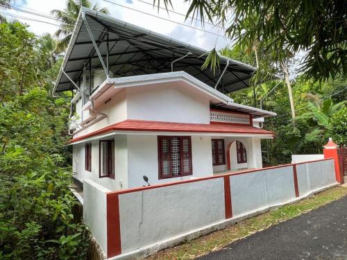 3 Bedroom Country Home With A Lush Full Backyard — 4-Star Luxury Hotel in Trichur, India