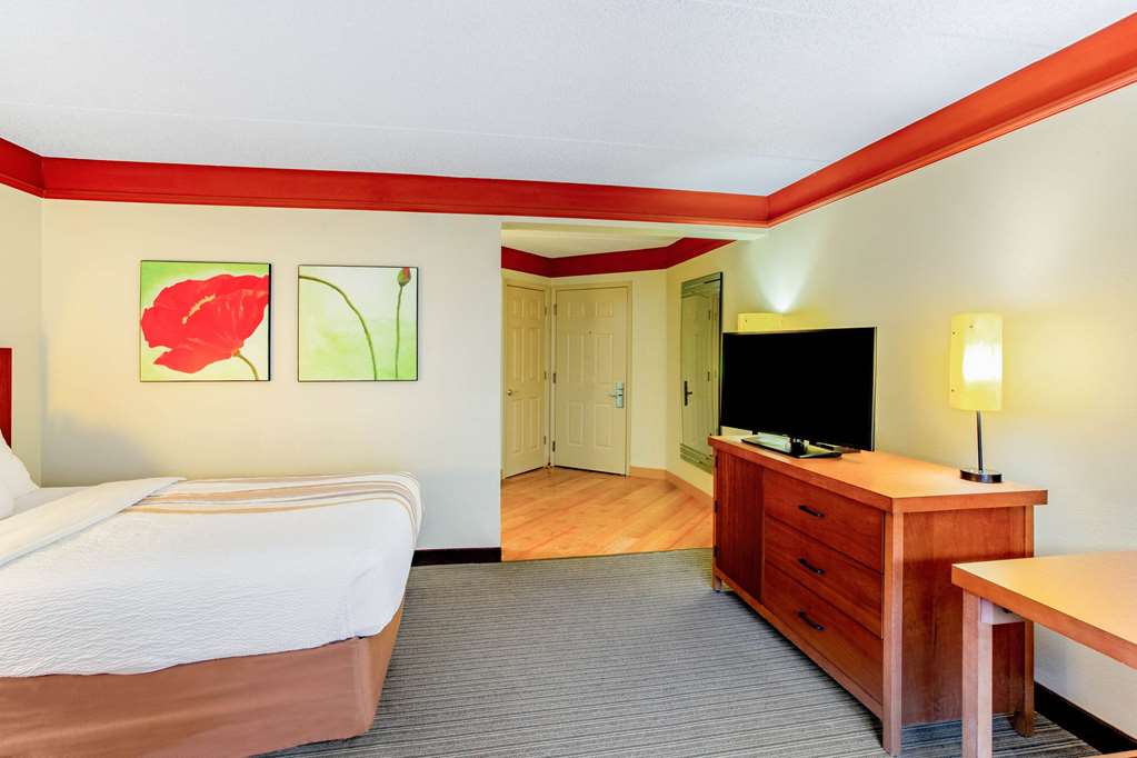 La Quinta Inn & Suites by Wyndham Raleigh Durham Southpoint - photo 20