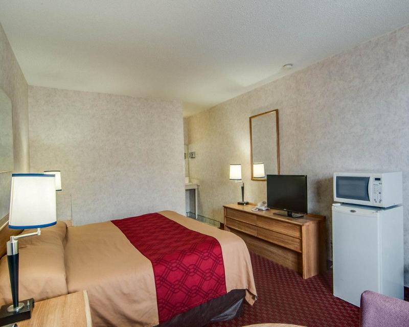 Econo Lodge East Staunton - photo 5