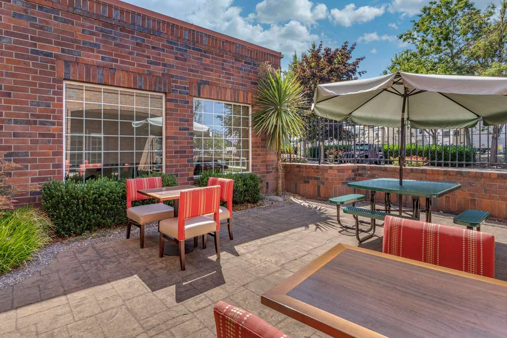 Comfort Suites Linn County - photo 44