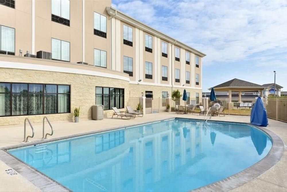 Holiday Inn Express Hotel & Suites Schulenburg by IHG - photo 96