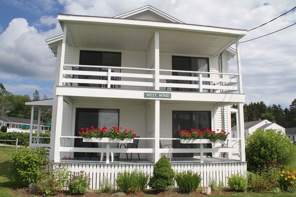 Bluebird Ocean Point Inn - photo 39