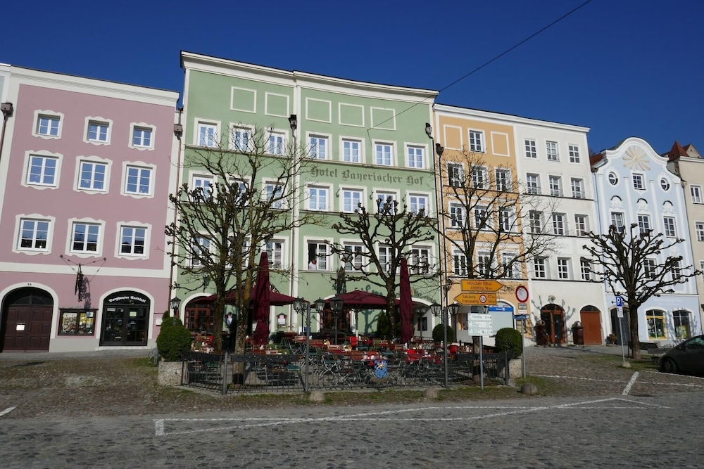 Hotel Bayerischer Hof — hotel in Burghausen