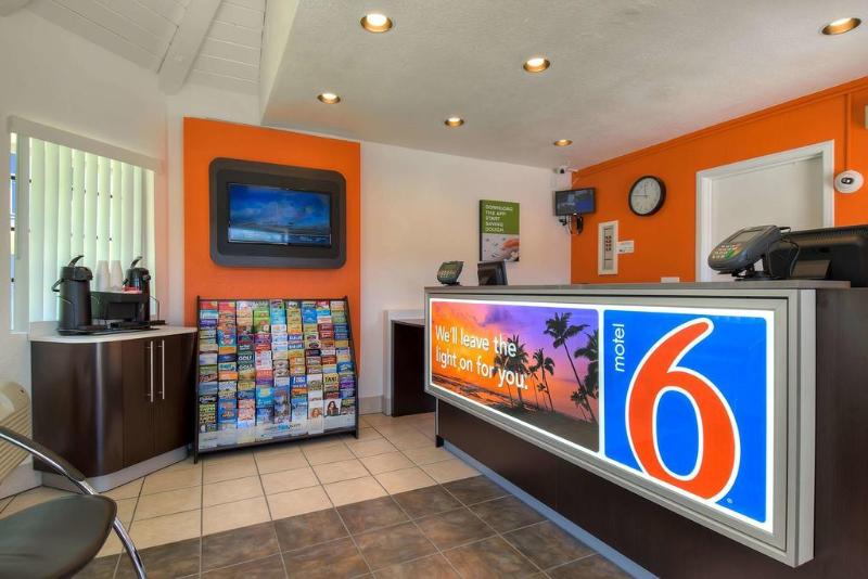 Motel 6 Carlsbad Downtown - photo 6
