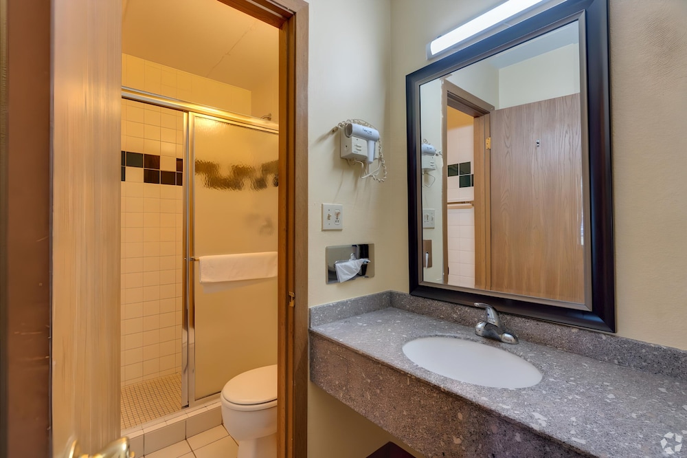 I 80 Inn & Suites - photo 7