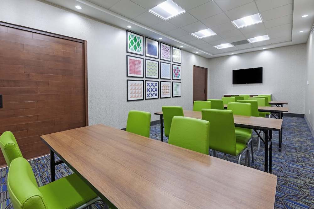 Holiday Inn Express & Suites Tulsa Northeast Owasso by IHG - photo 42