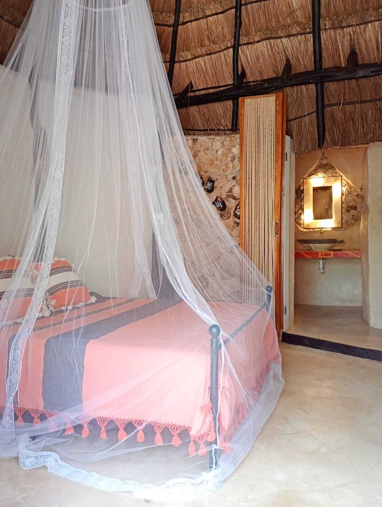 Hotel y Museo Aldea Maya Toktli Orígenes Casa Maya Melipona Alberca Wifi Starlink Tour Museo in Izamal, Mexico