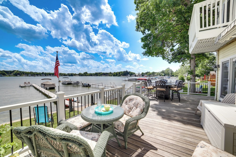 Waterfront Clarklake Escape Deck Dock & Views in Brooklyn, United States