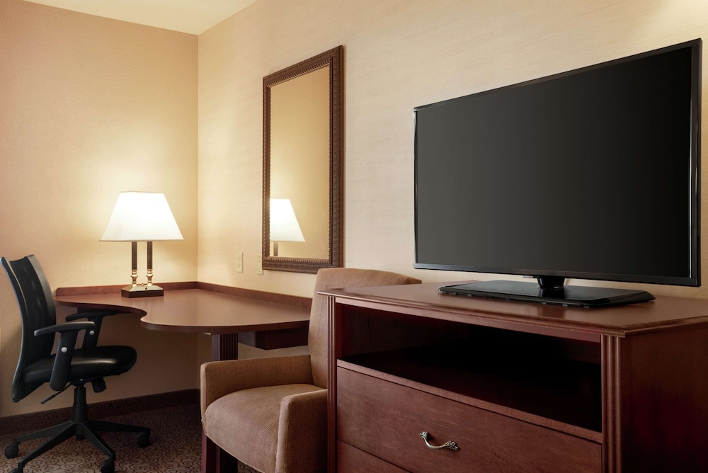 Hampton Inn & Suites West Bend - photo 10