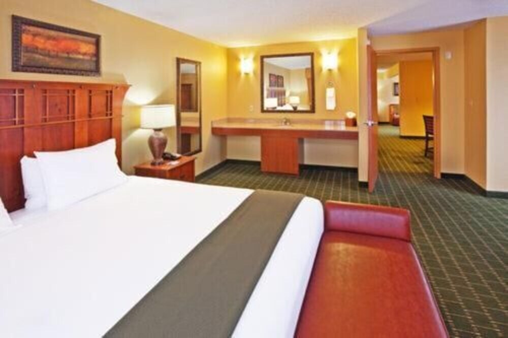 The Q Hotel & Suites - photo 27