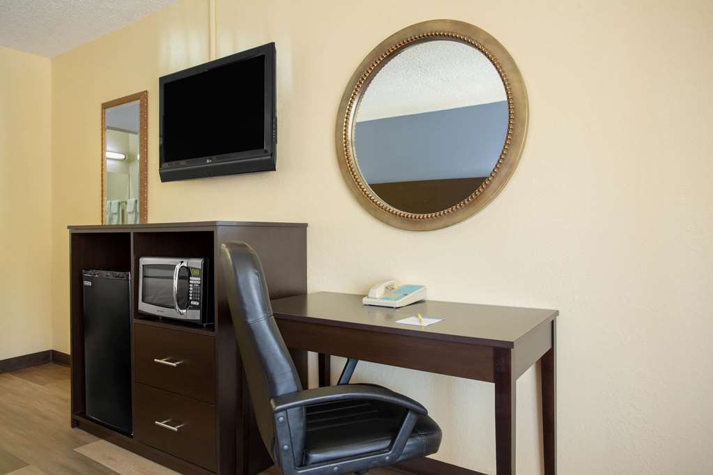 Days Inn by Wyndham Greensboro Airport - photo 19