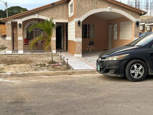 Cheerful Two bedroom 1bath WIFI air conditioning — 4-Star Luxury Hotel in Montego Bay, Jamaica