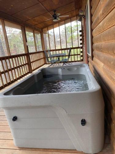 Chalet with a view at Bear Mountain Hottub — 4-Star Luxury Hotel in Eureka Springs, United States
